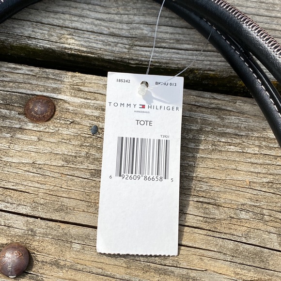 Tommy Hilfiger plaid purse NWT - Picture 2 of 3